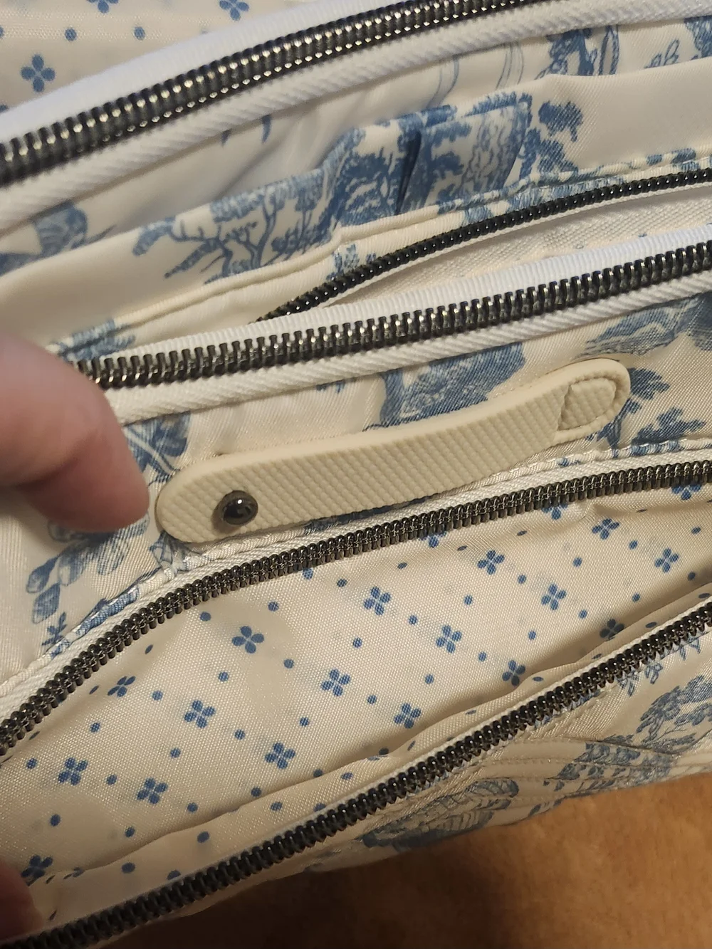 Lug Scoop SE Blue White Toile Quilted Crossbody Bag Multi Pocket Travel NWOT - Picture 10 of 14